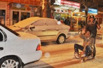 GRUP GENÇ - Gençlerin Tahta Merdiven Ve Kızakla Kar Keyfi