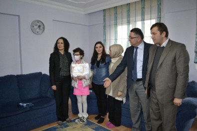 Kardeşinin İliği İle Hayata Tutunan ECE Karnesini Evinde Aldı