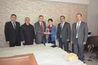 KENAN EVREN - Kaymakam Güven TEOG Birincisine Tablet Hediye Etti