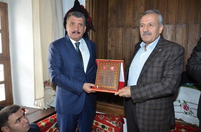 Muhtarlardan, Kurum Yetkililerine Teşekkür Plaketi