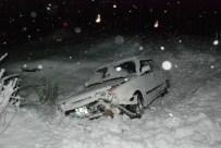 MİNİBÜS KAZASI - Tokat'ta Kar Yağışı Ve Buzlanma Kazaya Neden Oldu Açıklaması 4 Yaralı