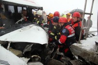 CANAN ÇELIK - Yolcu Minibüsü Kamyona Çarptı Açıklaması 11 Yaralı