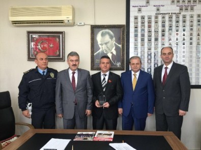 Ayın Şoförü Ödülünü Vali'den Aldı