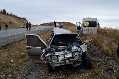 Minibüs İle Otomobil Çarpıştı Açıklaması 1 Ölü, 3 Yaralı