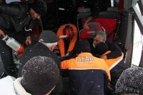 SEDAT ATEŞ - Tır'a Çarpan Yolcu Otobüsü Şarampole Uçtu Açıklaması 14 Yaralı