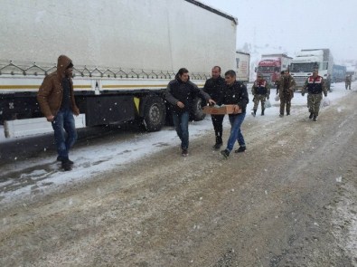 Yolda Kalan Vatandaşlara Kumanya Dağıtıldı