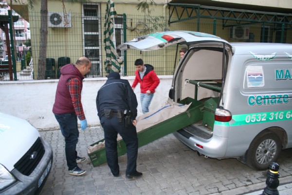 Annesinin cesediyle 1 hafta geçirdi