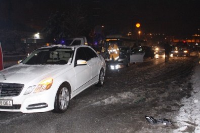 Buzlanan Yolda Zincirleme Kaza Açıklaması 5 Yaralı