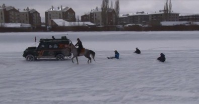 Erzurum'da Kar Üzerinde Lastik Raftingi
