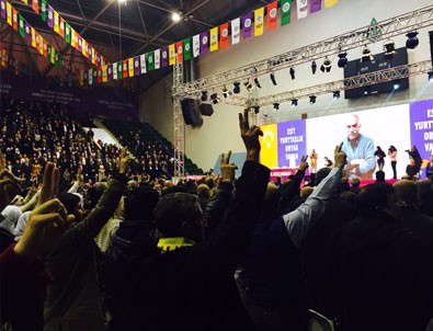 HDP kongresinde ölen PKK'lılar için saygı duruşu