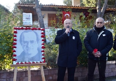 Uğur Mumcu, Ayvalık'taki Evinin Önünde Anıldı