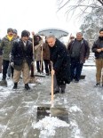 SÜLEYMAN KAHRAMAN - Vali Kar Küreyen Temizlik İşçilerine Yardım Etti