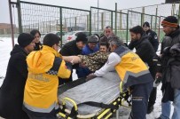 KARDAN ADAM - Zemindeki Karı Futbolcular Temizledi