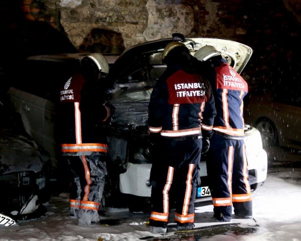 Kumkapı'da 7 araç kundaklandı