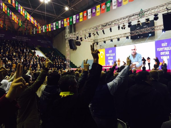 HDP kongresinde ölen PKK'lılar için saygı duruşu