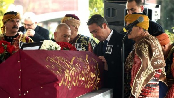 Mustafa Koç'un tabutunda Osmanlı sancağı