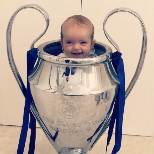 Xess Xava Şampiyonlar Ligi kupasının içinde