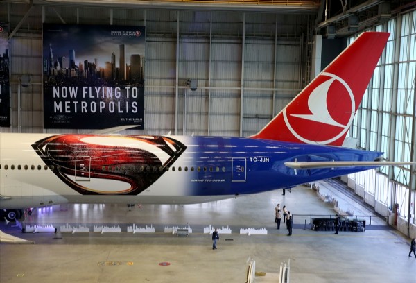 THY Batman ve Superman'a sponsor oldu