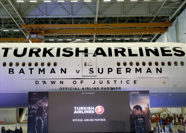 THY Batman ve Superman'a sponsor oldu