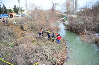 Dalgıçlar Derede Ceset Aradı