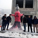 ABDULLAH DEMIR - Gümüşhane'de İş Yapamayan Esnaf Kardan Adam Yapıyor