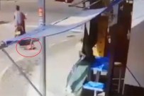 KADIN SÜRÜCÜ - Kadın Sürücü Çocuğunu Yola Düşürdü