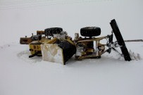 FERHAT AKKUŞ - Karla Mücadele Çalışması Yürüten İş Makinesi Devrildi