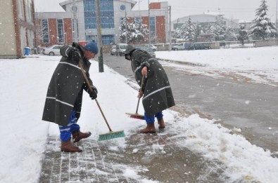 Kartepe'de Kar Küreme Çalışmaları Sürüyor