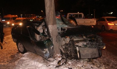 Otomobil Ağaca Saplandı Açıklaması 5 Yaralı