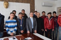 GÜREŞ TAKIMI - Şampiyon Güreşçiler, Başkan Kazgan'ı Ziyaret Etti