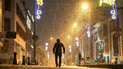 Sultanbeyli'de, En İyi Kış Fotoğrafını Çeken Ödülünü Alıyor