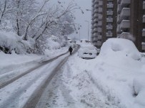 UÇAK SEFERLERİ - Trabzon'da Kar Kalınlığı 1 Metreye Yaklaştı