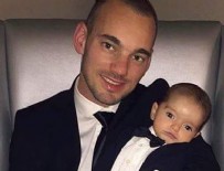 WESLEY SNEIJDER - Xess Xava Şampiyonlar Ligi kupasının içinde