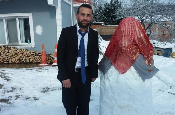 Sakaryalı bekar genç kardan gelinle poz verdi
