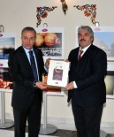 AFYONKARAHİSAR VALİSİ - BİK Müdürü Çalışkan, Vali Güner'e Kitap Hediye Etti