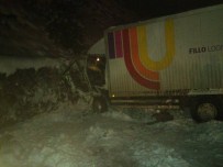 Buzlanan Yolda Korkutan Kaza Açıklaması 2 Yaralı