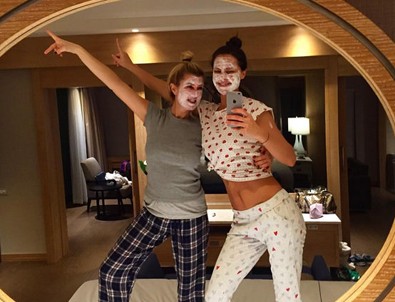 Ebru Şallı ve arkadaşının pijama partisi