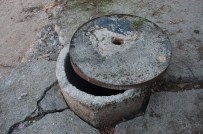 İNŞAAT TEMELİ - Kapağı Yarı Açık Kuyu Ve İnşaat Temeli Tehlike Saçıyor