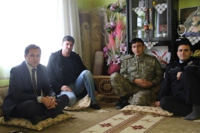 Kaymakam Sağ, Yaralı Askeri Ziyaret Etti