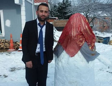 Sakaryalı bekar genç kardan gelinle poz verdi