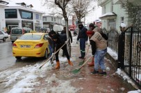 SERDİVAN BELEDİYESİ - Serdivan Belediyesi Ekipleri Kaldırım Ve Yol Kenarlarını Kar Ve Buzdan Temizliyor