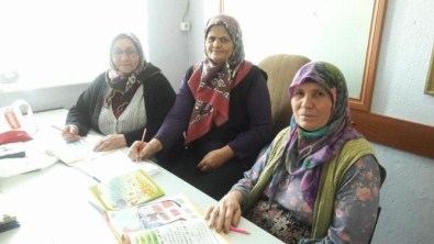 Yaşlı Kadınlar Okuma Yazma Öğreniyor