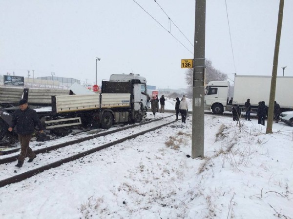 Trenin tırı biçtiği anlar kamerada