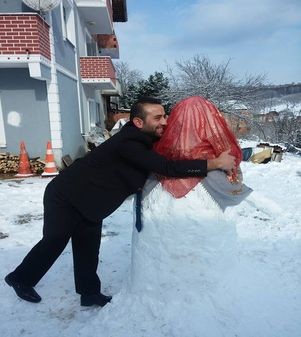 Sakaryalı bekar genç kardan gelinle poz verdi