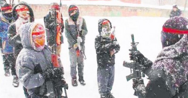 Hainler bebelerin eline silah verdi