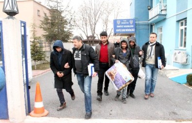 Adliyeye Sevk Edilirken Battaniyesini De Götürdü