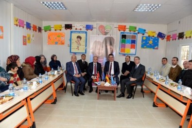 Alman Bakan Muller, Suriyeli Öğrencileri Ziyaret Etti