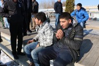 BUZ TUTAN GÖL - Donan Göl Üzerinde Yürürken Kriz Geçirdi