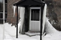 BUZ SARKITI - Kars'ı Sibirya Soğukları Vurdu