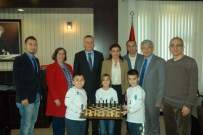 NAZMI GÜNLÜ - Minik Satranççılardan Kaymakam'a Satranç Takımı